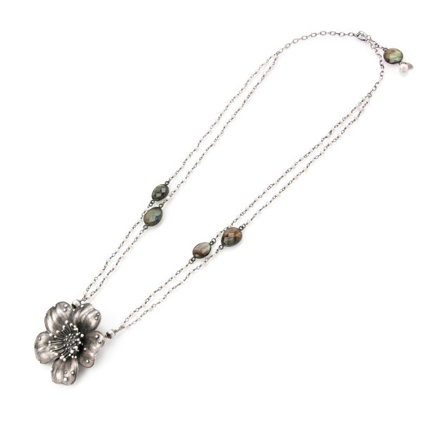 Collana con perle e rosa selvatica - immagine 2