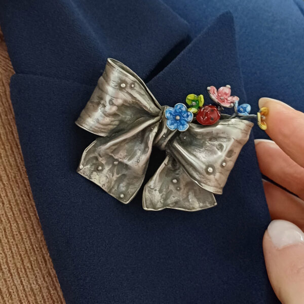 Spilla fiocco con fiori e coccinella - immagine 6