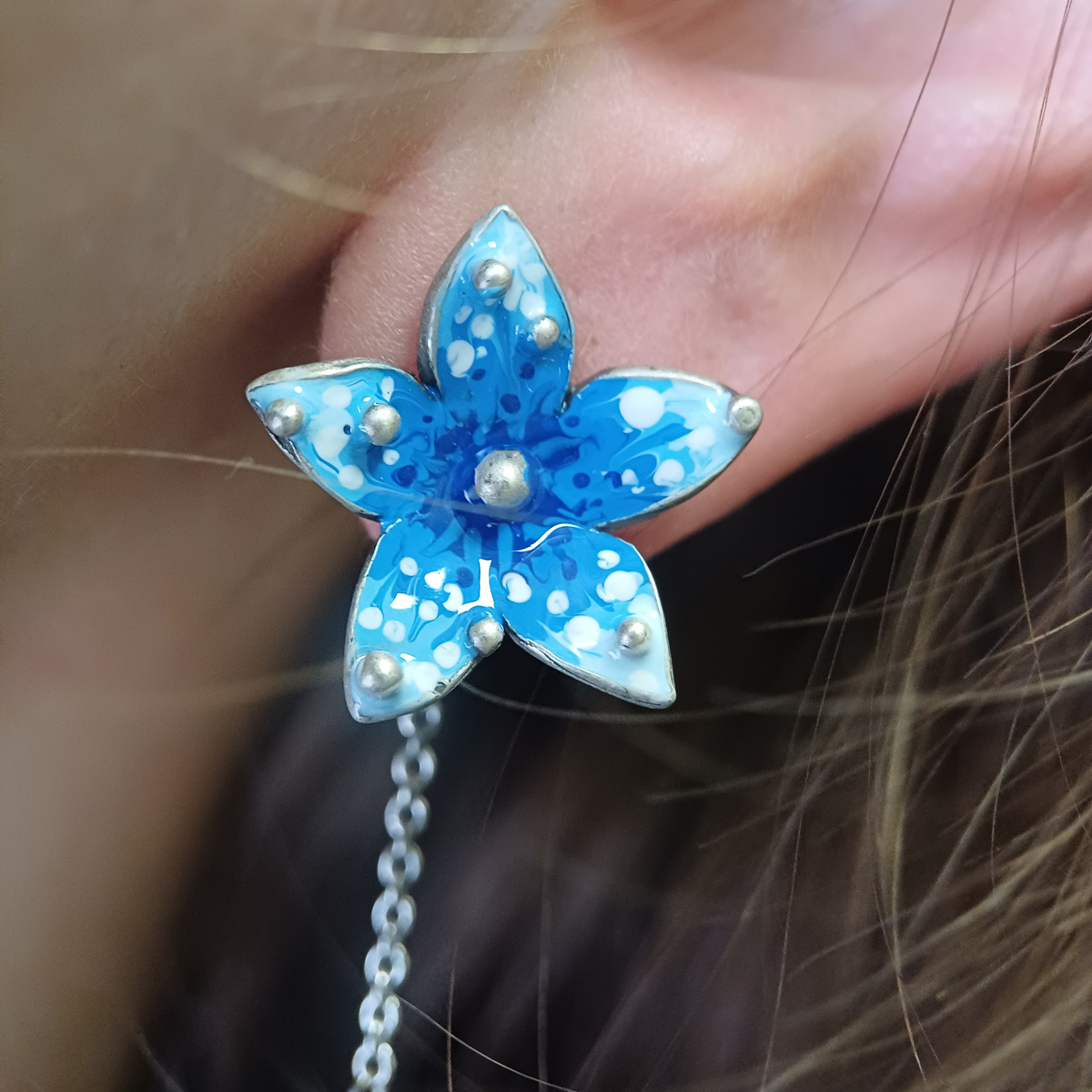 Orecchini fiore azzurro con pendente perle - immagine 4