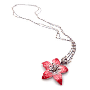 Collana catena e perle con fiore rosa
